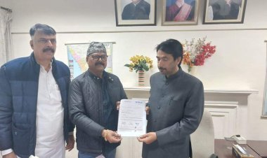 New Delhi: झारखंड कांग्रेस के प्रभारी गुलाम अहमद मीर से मिले प्रदेश अध्यक्ष राजेश ठाकुर व अशोक सिंह