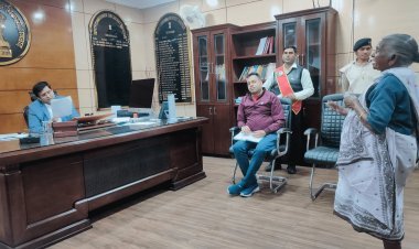 Dhanbad : जनता दरबार में डीसी ने सुनी आमजनों की शिकायत, समस्याओं के निष्पादन हेतु अफसरों को दिए निर्देश