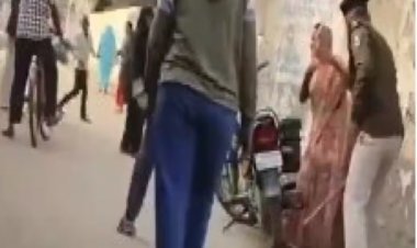 Bihar: सीतामढ़ी में दिखा खाकी का खौफनाक चेहरा, थानेदार ने महिला को रोड पर दौड़ा-दौड़ाकर पीटा, वीडियो वायरल