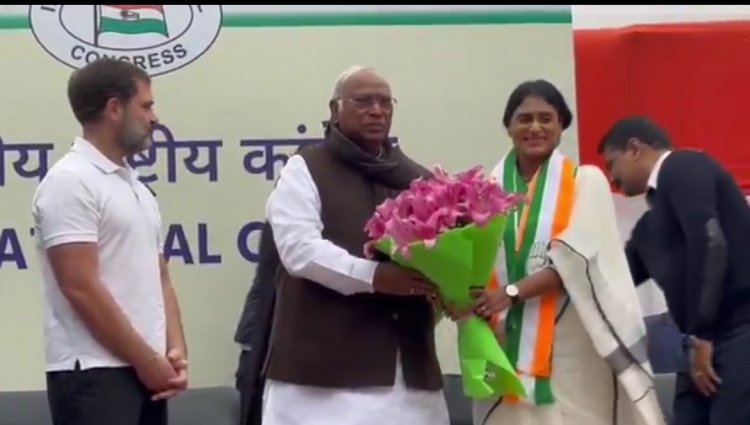 YS Sharmila Joins Congress: जगन मोहन रेड्डी की बहन ने थामा 'हाथ', कांग्रेस में किया YSR तेलंगाना पार्टी का विलय