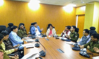 Dhanbad: डीसी ने की MLA के साथ बैठक, सभास्थल पर सिटिंग अरेंजमेंट, वाहन पार्किंग, आदि बिंदुओं पर चर्चा