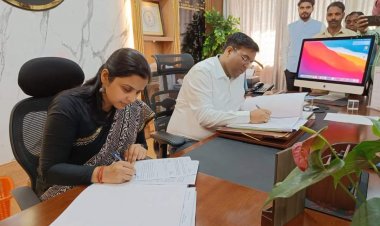 Dhanbad: IAS माधवी मिश्रा ने धनबाद 53 वें DC के रूप में पदभार संभाला, वरुण रंजन से लिया चार्ज