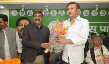 Jharkhand:एक्स डीआईजी संजय रंजन सिंह अब करेंगे पॉलिटिक्स, आजसू पार्टी की सदस्यता ग्रहण की