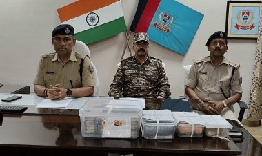 चाईबासा पुलिस को मिली बड़ी सफलता, समर्थक दो सगा भाई अरेस्ट, 10 लाख रुपये लेवी की राशि समेत कई सामान बरामद