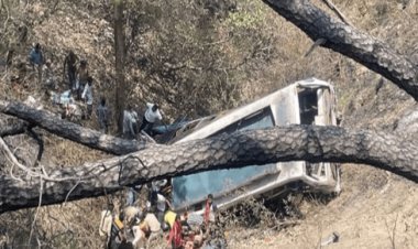 Uttar Pradesh के हाथरस से जम्मू-कश्मीर गये तीर्थयात्रियों की बस खाई में गिरी, 21 की मौत
