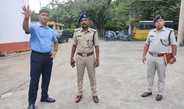 Dhanbad: डीआईजी ने धनबाद महिला पुलिस स्टेशन का किया निरीक्षण