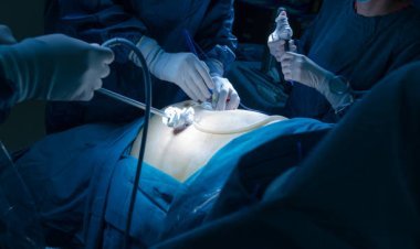 किशोर के पेट में सेल, ब्लेड, पेच सहित 56 चीजें निकलीं, मौत