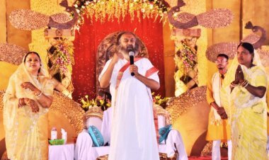 Dhanbad: चिटाहीधाम पहुंचे श्री श्री रविशंकर, कहा- जहां सब मिल कर कीर्तन करते हैं, वहीं है कुंभ 