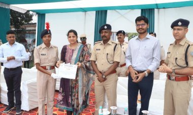 Dhanbad : 231 ग्रामीण पुलिस (चौकीदार) का पारण परेड,कर्तव्य व निष्ठा की शपथ दिलायी