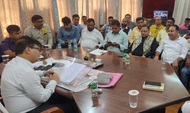 Dhanbad : धनबाद जिला चेम्बर ऑफ कॉमर्स की नगर आयुक्त से वार्ता