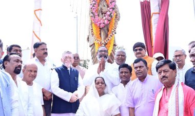 Dhanbad : झारखंड के गवर्नर संतोष गंगवार एवं सीएम हेमंत सोरेन ने बिनोद बिहारी महतो की प्रतिमा का किया अनावरण