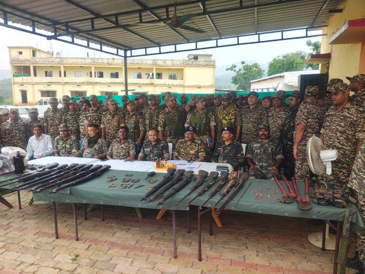 Jharkhand: गिरिडीह पुलिस को मिली बड़ी सफलता, नक्सली ठिकानों से रायफल, SLR व भारी मात्रा में विस्फोटक बरामद