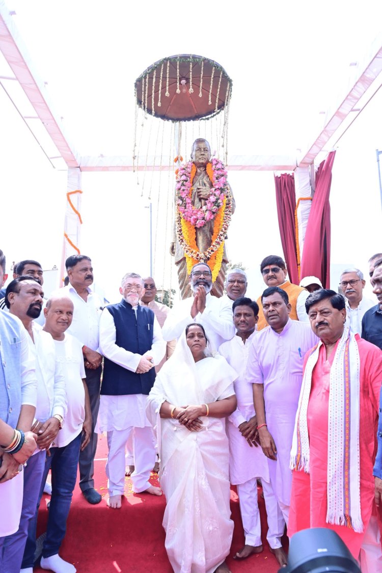 Dhanbad : झारखंड के गवर्नर संतोष गंगवार एवं सीएम हेमंत सोरेन ने बिनोद बिहारी महतो की प्रतिमा का किया अनावरण
