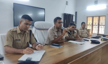Dhanbad : 10 वर्षों के बाद हुई पुलिस सभा,एसएसपी ने सुनी पुलिसकर्मियों की समस्या, समाधान का आश्वासन