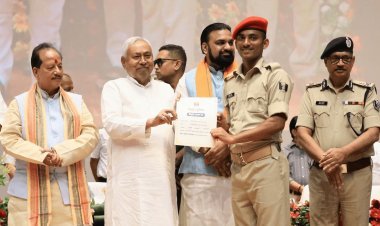 Bihar: बिहार में CM Nitish ने रचा इतिहास, 21392 सिपाहियों को एकसाथ सौंपा नियुक्ति पत्र