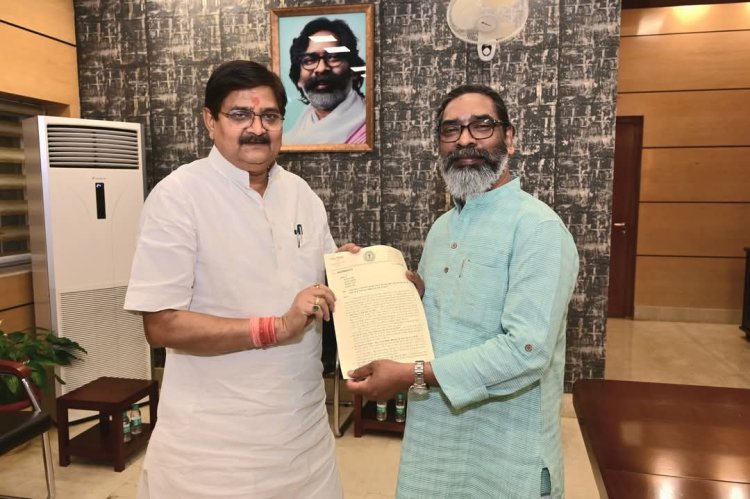 Dhanbad : MLA राज सिन्हा CM हेमंत सोरेन से मिले, जिले के महत्त्वपूर्ण सड़कों के निर्माण की मांग