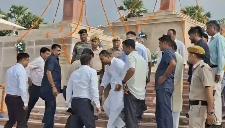 Bihar : CM नीतीश कुमार के बेटे निशांत ने पटना डीएम त्यागराजन के पैर छुए, वीडियो वायरल