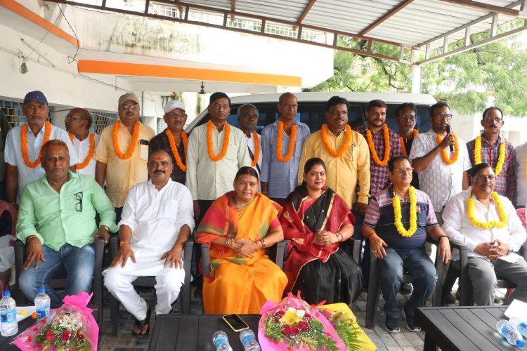 Dhanbad : जनता मजदूर संघ को बड़ा झटका, बड़ी संख्या में पदाधिकारियों व कार्यकर्ताओं ने थामा RJKMS का दामन