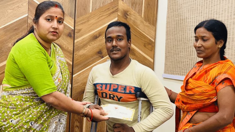 Dhanbad : गंभीर बीमारी से ग्रसित शिवम को झरिया MLA रागिनी सिंह ने मुख्यमंत्री राहत कोष से दिलायी एक लाख की सहायता