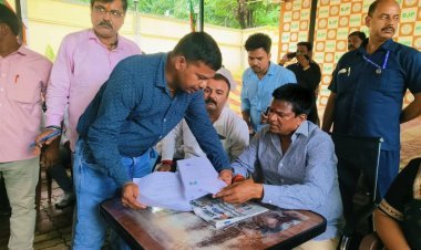 Dhanbad : MP ढुलू महतो ने लगाया जनता दरबार, ऑन द स्पॉट निष्पादन पर रहा जोर