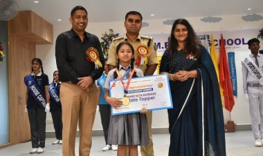 Dhanbad : डीएम पब्लिक स्कूल परसिया में अलंकरण समारोह, लीडरशीप बच्चों को पदभार सौपा गया