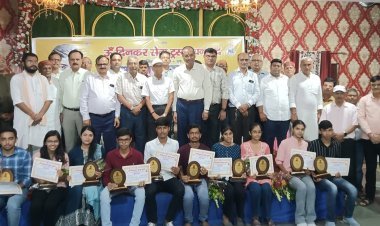 Dhanbad: ओम दिनकर सेवा ट्रस्ट का प्रतिभा सम्मान समारोह, छात्र-छात्राओं को मिला सम्मान