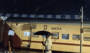 Bihar: बिहार - झारखंड में बारिश से परेशानी, रेलवे ट्रैक पर गिरा मलबा, भूस्खलन से रेल सेवा प्रभावित