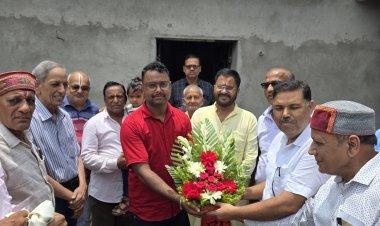 Dhanbad: जेपीएससी में सफलता पर दिनकर सेवा ट्रस्ट ने विवेक चौधरी को किया सम्मानित