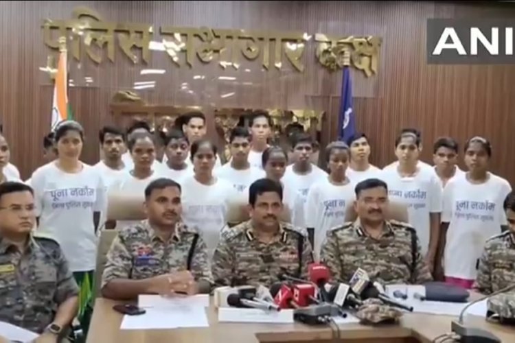 छत्तीसगढ़: 1.18 करोड़ रुपये के इनामी 23 नक्सलियों ने सरेंडर कर दिया