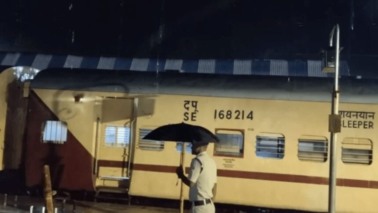 Bihar: बिहार - झारखंड में बारिश से परेशानी, रेलवे ट्रैक पर गिरा मलबा, भूस्खलन से रेल सेवा प्रभावित