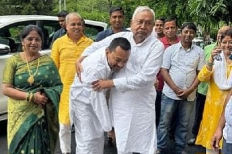 Bihar : नीतीश कुमार के बेटे निशांत कुमार 44 साल वर्ष के हो गये,  जन्मदिन महावीर मंदिर में किया रुद्राभिषेक 