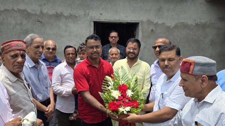 Dhanbad: जेपीएससी में सफलता पर दिनकर सेवा ट्रस्ट ने विवेक चौधरी को किया सम्मानित