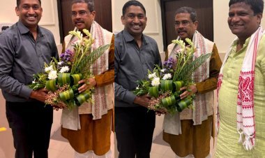 Dhanbad: केंद्रीय शिक्षा मंत्री धर्मेंद्र प्रधान और अपर सचिव सुनील बर्णवाल से मिले  मनी महतो