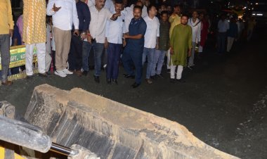 Dhanbad: बीजेपी एमपी ढुलू महतो ने निजी खर्च से कराया गया पुल अंडरपास की मरम्मत, श्रमदान कर भरवाये गड्ढे