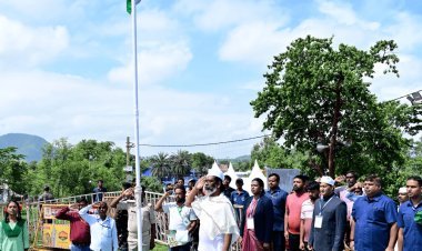 Jharkhand: पिता शिबू सोरेन के दशकर्म पर सीएम हेमंत का राष्ट्रधर्म, पैतृक गांव में पहली बार फहराया तिरंगा