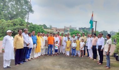 Independence Day 2025: हेडगेवार सेवा समिति ट्रष्ट द्वारा संचालित धनबाद विभाग कार्यालय जगजीवन नगर में ध्वजारोहण