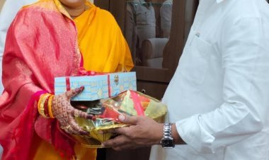 Niraj Singh Murder Case Dhanbad: संजीव सिंह को बाईज्जत बरी किये जाने की खुशी में रागिनी ने विधानसभा में बांटी मिठाई