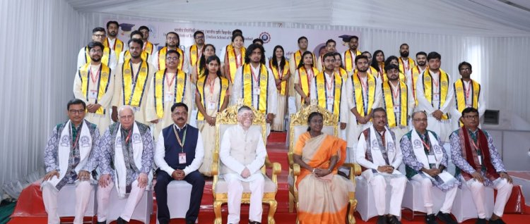 IIT-ISM Convocation : IIT-ISM के दीक्षांत समारोह में राष्ट्रपति द्रौपदी मुर्मू बोलीं – “आप केवल इंजीनियर नहीं, बल्कि भविष्य के निर्माता हैं”