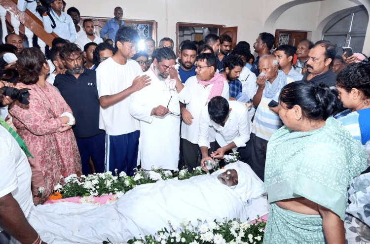 Jharkhand : पंचतत्व में विलीन हुए दिशोम गुरु शिबू सोरेन, CM हेमंत सोरेन ने दी मुखाग्नि, जनसैलाब ने कहा अंतिम जोहार
