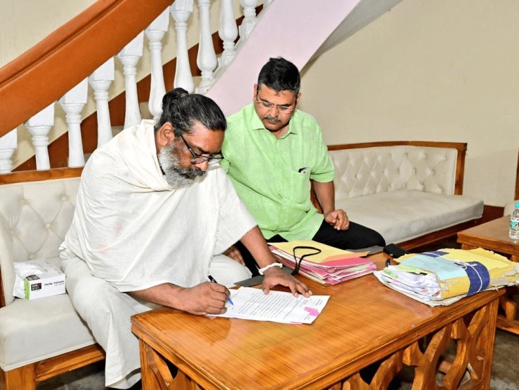 Jharkhand : पुत्र धर्म के साथ राजधर्म, सीएम हेमंत सोरेन का अफसरों को निर्देश, जनहित से जुड़े कार्यों में न हो देरी