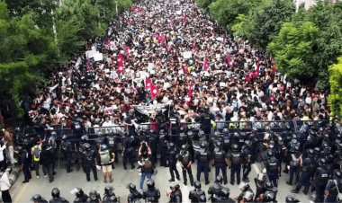 Nepal Protests : नेपाल के पीएम केपी ओली का इस्तीफा, संसद भवन में आगजनी और 22 की मौत