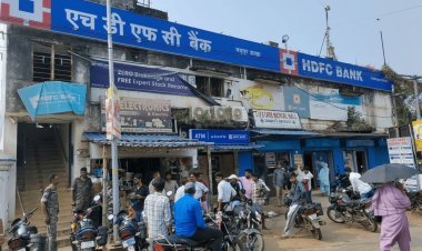 Deoghar : मधुपुर में HDFC बैंक से 2.5 करोड़ की डकैती, स्टाफ व कस्टमर को लॉक कर भागे क्रिमिनल