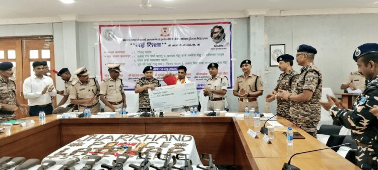 झारखंड: जेजेएमपी कमांडर समेत नौ उग्रवादी सरेंडर, पुलिस का दावा-लातेहार से उग्रवाद का सफाया