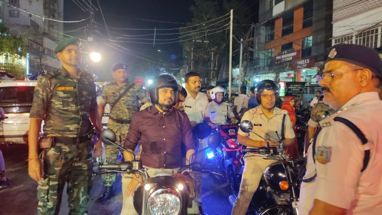 धनबाद में बाइक फ्लैग मार्च! दुर्गा पूजा पंडालों की सुरक्षा को लेकर प्रशासन ने किया अलर्ट