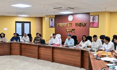 Dhanbad: डीसी का सख्त आदेश: सरकारी जमीन कब्जाने वालों पर होगी FIR, छठ तालाबों की सफाई पर खास जोर