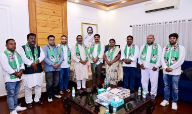 Jharkhand: घाटशिला उपचुनाव के बीच BJP को झटका, पूर्व जिलाध्यक्ष सौरव चक्रवर्ती समेत कई नेता JMM में शामिल