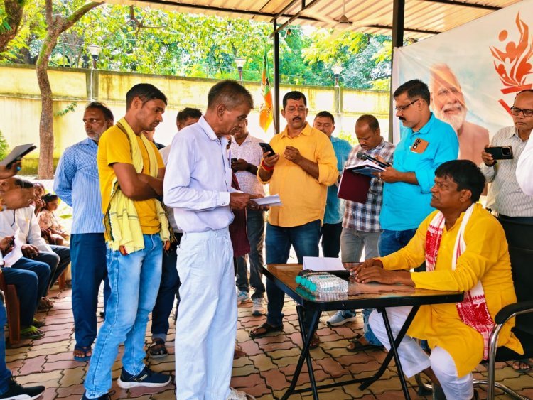 Dhanbad: “जनता की समस्याओं को दूर करना मेरा कर्तव्य है” — धनबाद सांसद ढुलू महतो ने जनता दरबार में सुनी लोगों की पीड़ा