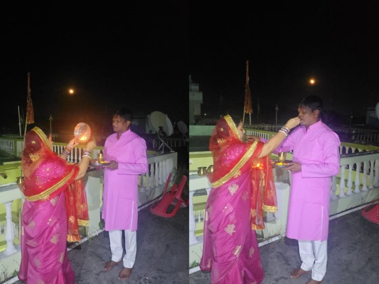 Karva Chauth 2025: चंद्र दर्शन के बाद पति के हाथों से सुहागिनों ने खोला व्रत