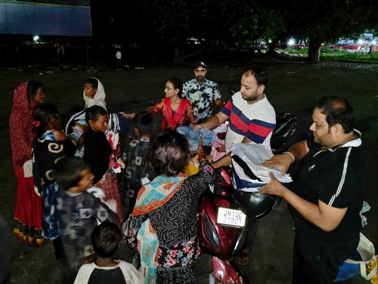 Dhanbad: झरिया में ‘Threads of Care’ अभियान: ज़रूरतमंदों के चेहरों पर मुस्कान लाने की पहल