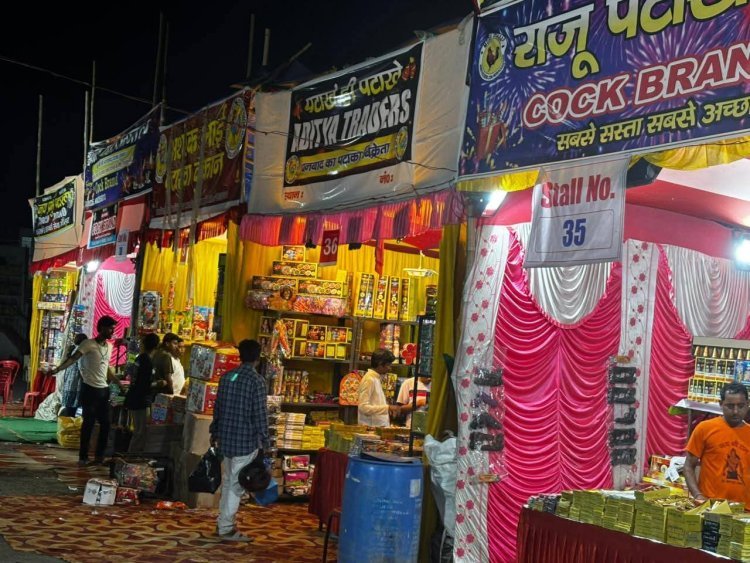 धनबाद में दीपावली की धूम! गोल्फ ग्राउंड में सजा सबसे बड़ा पटाखा बाजार, मिल रही है 30% की छूट